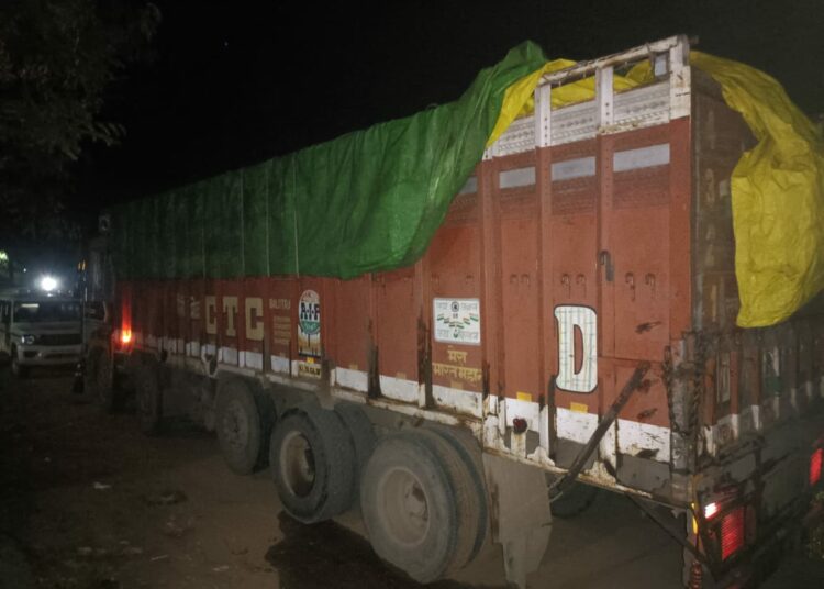 কাৰবি আংলং জিলাৰ খটখটিত 300 বস্তা সন্দেহ জনক বাৰ্মিজ চুপাৰি জব্দ: 1 কাৰবি আংলং জিলাৰ খটখটিত 300 বস্তা সন্দেহ জনক বাৰ্মিজ চুপাৰি জব্দ: