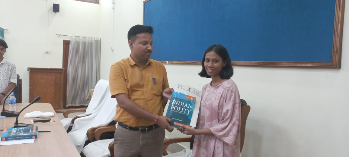 ইণ্ডিয়ান পলিটি'নামৰ কিতাপ উপহাৰ