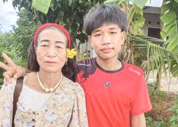 এক সুন্দৰ প্ৰেম কাহিনীঃ ৫৬ বছৰীয়া প্ৰেমিকাক জীৱন-লগৰী কৰিলে ১৯ বছৰীয়া যুৱকে