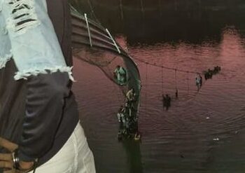 গুজৰাটত মচ্ছু নদীৰ ওপৰত থকা দলং খহি পৰি শশ লোকত আহতঃ