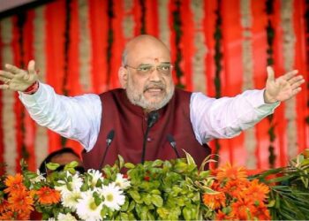 পাকিস্তানৰ সৈতে আলোচনা নহয়, কাশ্মীৰক সন্ত্ৰাসবাদৰ পৰা মুক্ত কৰাৰ সকীয়নি অমিত শ্বাহৰ: