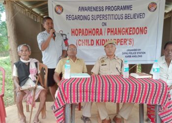 ডিফু -লামডিং পথৰ ডক তেৰাং গাঁৱত সোপাধৰা সন্দৰ্ভত ডিফু আৰক্ষীৰ সজাগতা সভা