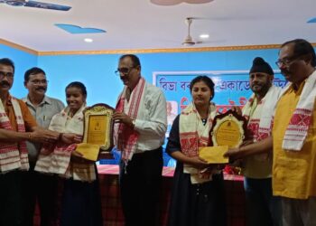 বৰবহা হাইস্কুলৰ দুই কৃতী ছাত্রীক বিভা বৰকটকী প্রতিভা বঁটা প্ৰদান