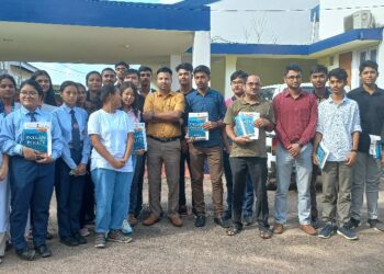 ডিফুত HS আৰু HSLC উত্তীৰ্ণ কৃতী ছাত্ৰ-ছাত্ৰীৰ মাজত উপায়ুক্তৰ ইউপিএছচি পৰীক্ষা প্ৰস্তুতিৰ বাবে ‘ইণ্ডিয়ান পলিটি’নামৰ কিতাপ উপহাৰ: