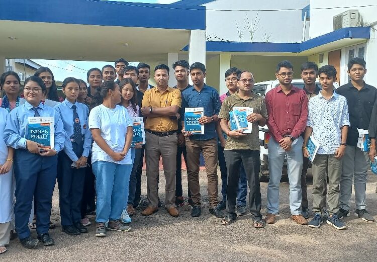 ডিফুত HS আৰু HSLC উত্তীৰ্ণ কৃতী ছাত্ৰ-ছাত্ৰীৰ মাজত উপায়ুক্তৰ ইউপিএছচি পৰীক্ষা প্ৰস্তুতিৰ বাবে ‘ইণ্ডিয়ান পলিটি’নামৰ কিতাপ উপহাৰ: