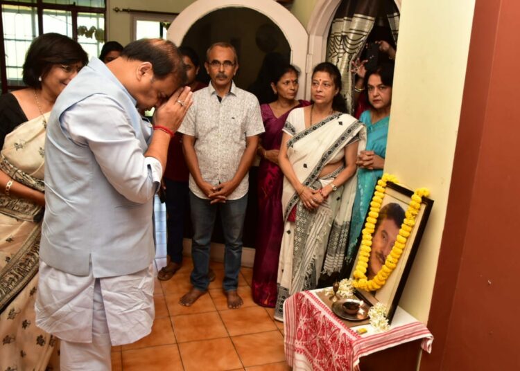 নিপন গোস্বামী আৰু নীলপৱন বৰুৱাৰ বাসগৃহত উপস্থিত হৈ শ্ৰদ্ধাঞ্জলি জ্ঞাপন মুখ্যমন্ত্ৰীৰ: