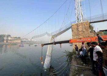 নিৰ্বাচনী কৌশল! গুজৰাটৰ মৰ্বি দলং কাণ্ডত নিলম্বিত মুখ্য পৌৰ বিষয়া