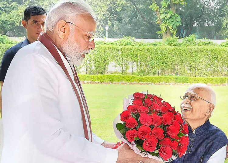 গোলাপ লৈ আদৱানীৰ ঘৰত মোদী 1 গোলাপ লৈ আদৱানীৰ ঘৰত মোদী