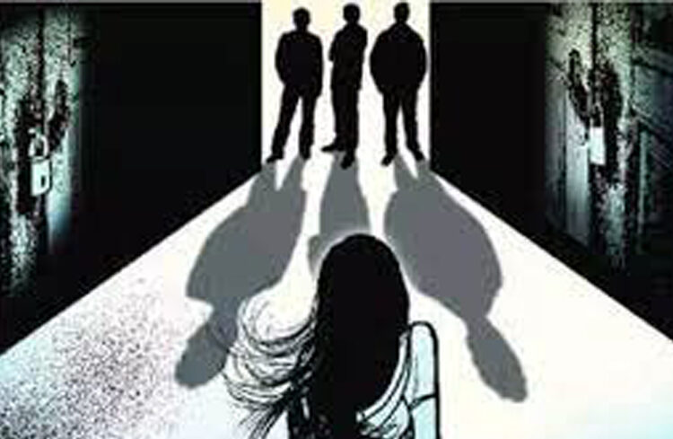 মদ্যপান কৰা যুৱতীক নিজৰ ঘৰলৈ নি দলবদ্ধ ধৰ্ষণ কেব বাইক চালকৰ, গ্ৰেপ্তাৰ ৩