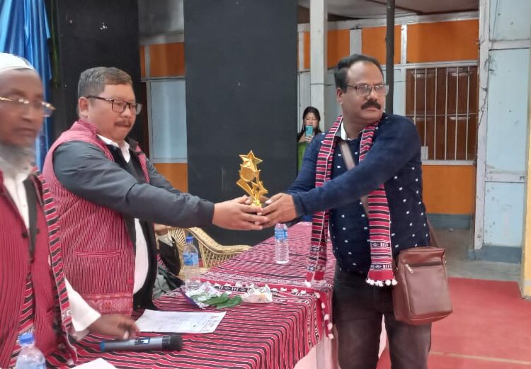 ডিফুত নিৰ্মাণ আৰু অন্যান্য শ্ৰমিক সংগঠনৰ এদিনীয়া বৈঠক : শ্ৰেষ্ঠ ঠিকাদাৰ আৰু মিস্ত্ৰী সকলক পুৰষ্কাৰ প্ৰদান শ্ৰমিক সংগঠনৰ