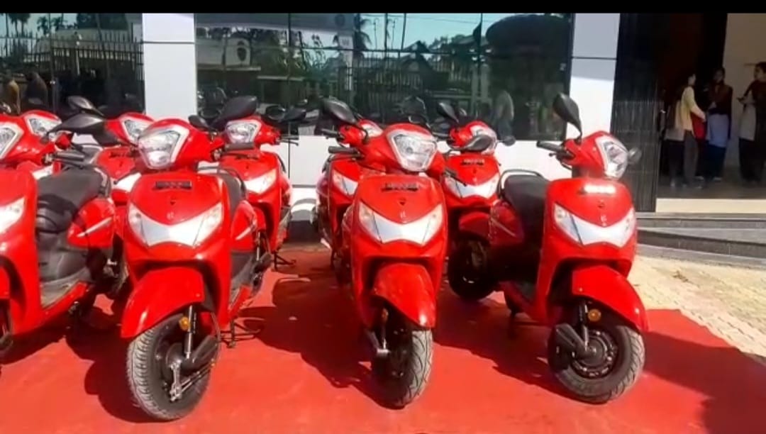 কৃতী ছাত্ৰ ছাত্ৰীৰ মাজত স্কুটী বিতৰণ