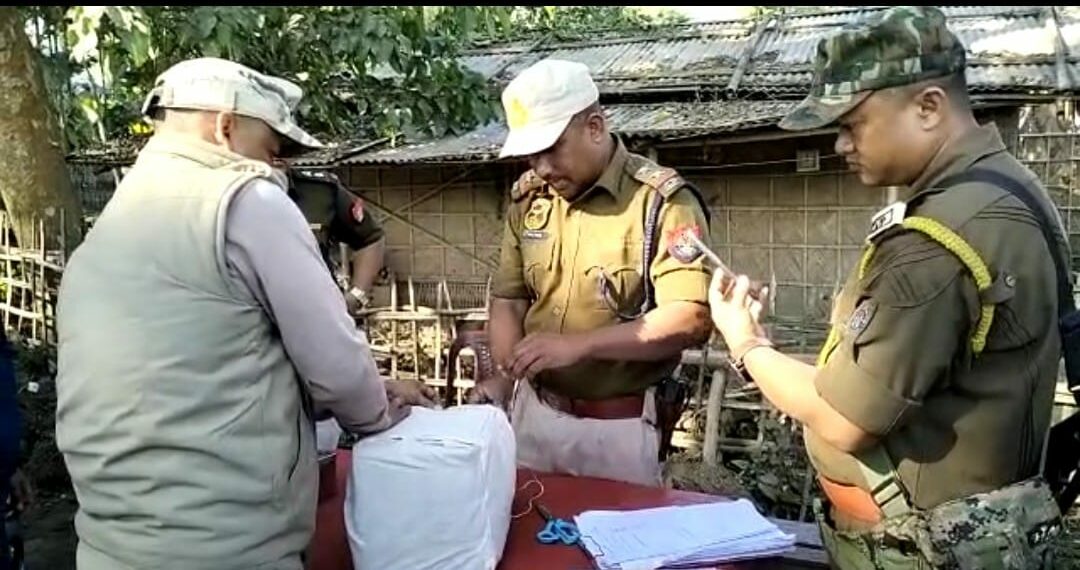 খটখটি আৰক্ষীৰ অভিযানত প্ৰায় তিনি কোটি টকাৰ সন্দেহযুক্ত হেৰ ইন জব্দ 