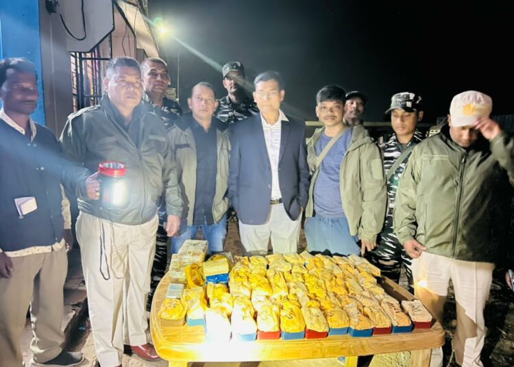 খটখটিত আৰক্ষীৰ তালাছিত সাত কোটি টকাৰ সন্দেহযুক্ত ড্ৰাগছ জব্দ : তিনি মণিপুৰী সৰবৰাহকাৰী আটক 1 খটখটিত আৰক্ষীৰ তালাছিত সাত কোটি টকাৰ সন্দেহযুক্ত ড্ৰাগছ জব্দ : তিনি মণিপুৰী সৰবৰাহকাৰী আটক