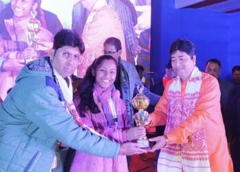 সদৌ নগাঁও ভোগালী বিহু উৎসৱৰ সংগীত প্ৰতিযোগিতাৰ শ্ৰেষ্ঠ কন্ঠশিল্পীৰ খিতাপ নিষ্ঠাজিতা কলিতা আৰু হৃষিকা বৰাৰ: