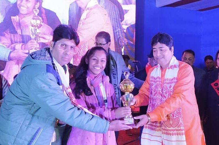 সদৌ নগাঁও ভোগালী বিহু উৎসৱৰ সংগীত প্ৰতিযোগিতাৰ শ্ৰেষ্ঠ কন্ঠশিল্পীৰ খিতাপ নিষ্ঠাজিতা কলিতা আৰু হৃষিকা বৰাৰ: