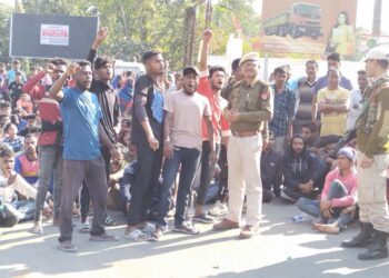 অবৈধভাৱে ৰখোৱা ট্ৰাকৰ খুন্দাত মৃত্যু এজন যুৱকৰঃ স্থানীয় ৰাইজৰ পথ অৱৰোধ