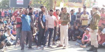 অবৈধভাৱে ৰখোৱা ট্ৰাকৰ খুন্দাত মৃত্যু এজন যুৱকৰঃ স্থানীয় ৰাইজৰ পথ অৱৰোধ