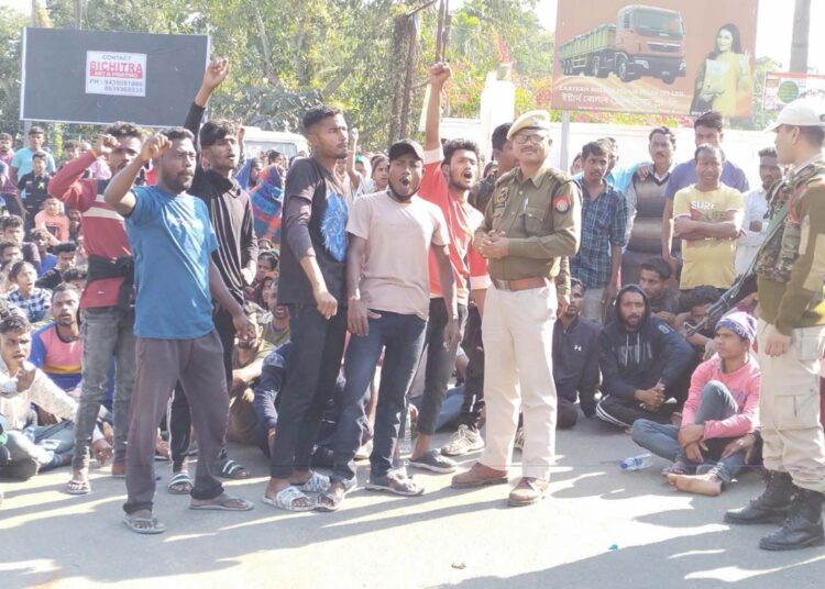 অবৈধভাৱে ৰখোৱা ট্ৰাকৰ খুন্দাত মৃত্যু এজন যুৱকৰঃ স্থানীয় ৰাইজৰ পথ অৱৰোধ 1 অবৈধভাৱে ৰখোৱা ট্ৰাকৰ খুন্দাত মৃত্যু এজন যুৱকৰঃ স্থানীয় ৰাইজৰ পথ অৱৰোধ