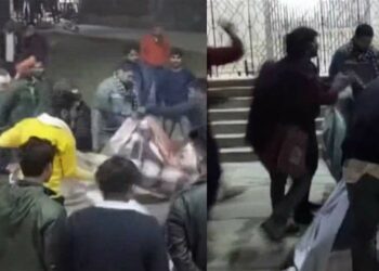 ‘পাঠানʼৰ পোষ্টাৰ ছিঙি ছবিগৃহ জ্বলাই দিয়াৰ ভাবুকি হিন্দুত্ববাদীৰ