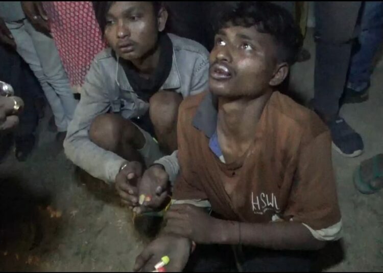 Lanka Breaking:ৰাইজে ড্ৰাগছসহ আটক কৰে দুগৰাকী ড্ৰাগছ সেৱনকাৰীক