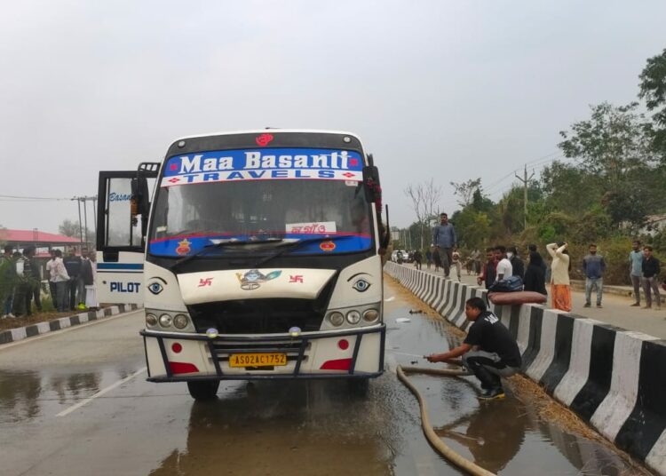 An ignited passenger Bus Iহোজাইত জ্বলি উঠিল এখন যাত্ৰীবাহী বাছঃ কথমপি ৰক্ষা যাত্ৰীৰ