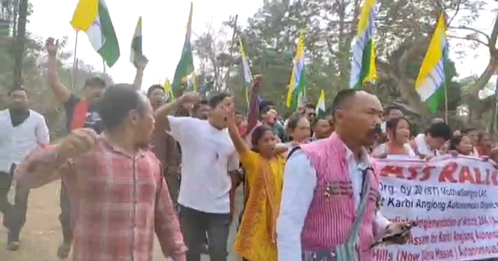 Lathi Charge I সাতগাঁওত এপিএইছএলচিৰ গণ সমাবেশত আৰক্ষীৰ লাঠি চালনা, সাত জনক গ্ৰেপ্তাৰ 3 গণ সমাবেশ