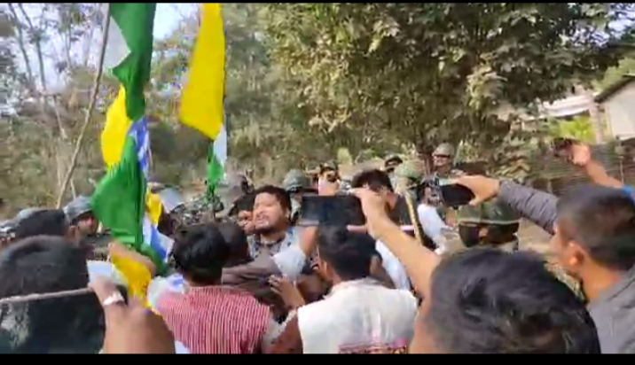 Lathi Charge I সাতগাঁওত এপিএইছএলচিৰ গণ সমাবেশত আৰক্ষীৰ লাঠি চালনা, সাত জনক গ্ৰেপ্তাৰ 1 Lathi Charge I সাতগাঁওত এপিএইছএলচিৰ গণ সমাবেশত আৰক্ষীৰ লাঠি চালনা, সাত জনক গ্ৰেপ্তাৰ