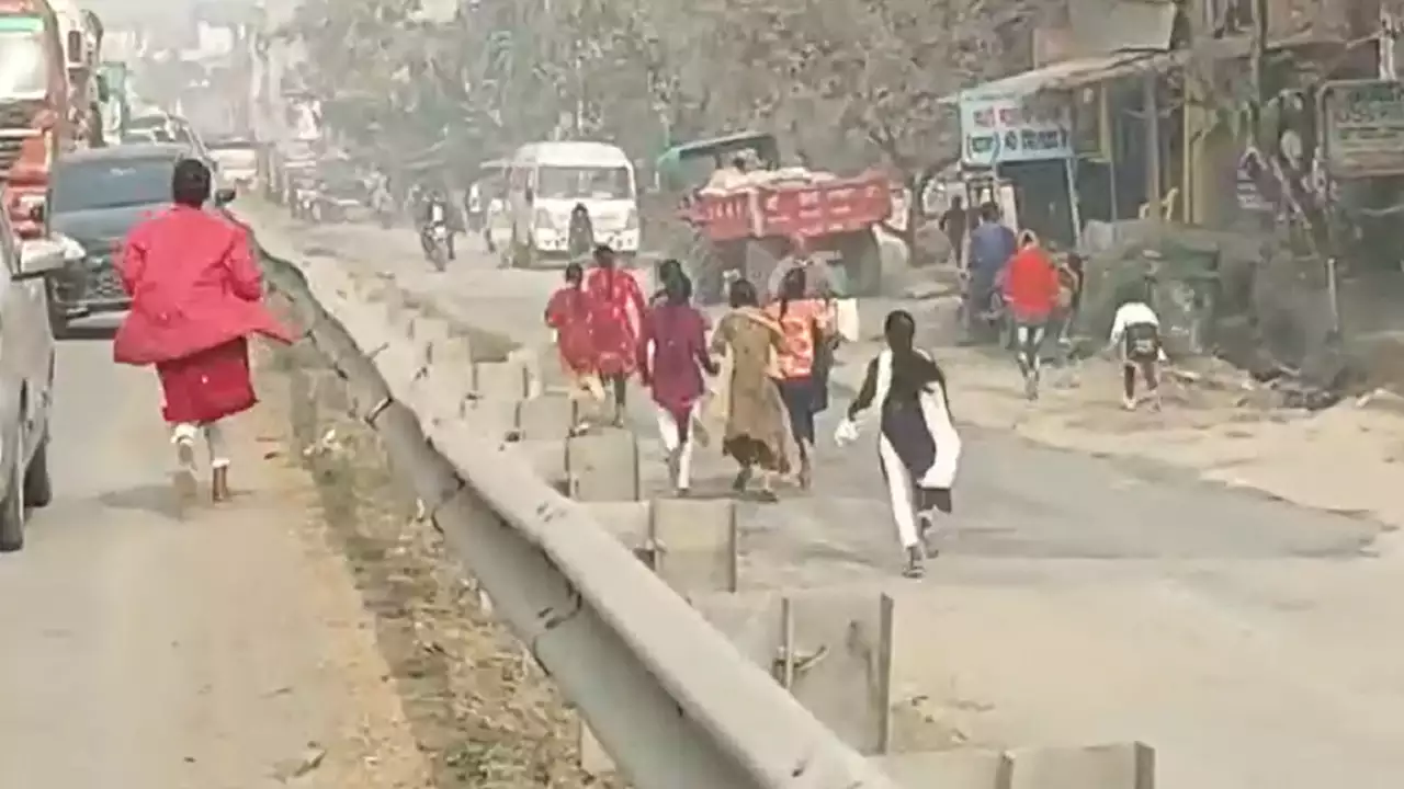 Students run for on NH I হাতত কলম, এডমিট কাৰ্ড লৈ ৰাষ্ট্ৰীয় ঘাইপথেৰে দৌৰিছে ছাত্ৰী! কিন্তু কিয়? 3 students run