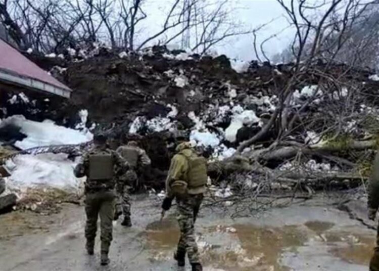 Landslide I কাশ্মীৰত হঠাৎ ভূমিস্খলন, পথত বিশাল ফাঁট, বহু পৰিয়াল গৃহহীন