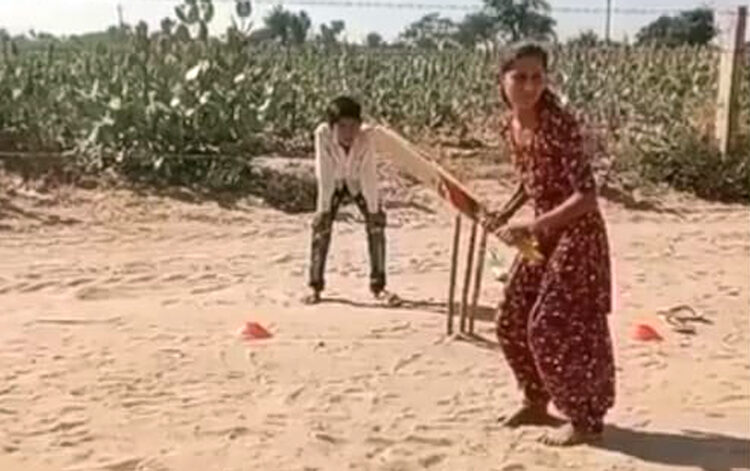 Teenage girl’s batting I অখ্যাত কিশোৰীৰ বেটিঙৰ ভিডিঅ’ত মন্ত্ৰমুগ্ধ শচীন তেণ্ডুলকাৰ