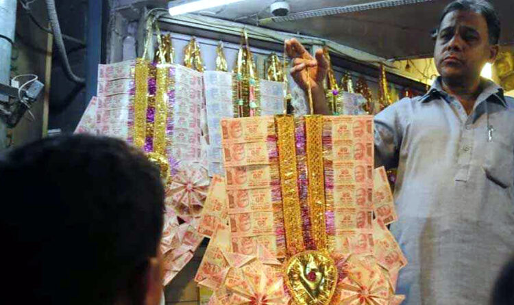 One lakh note garlands I লাখ টকীয়া নোটৰ মালা পিন্ধি বিয়া পাতিবলৈ ওলাইছিল, কাঢ়ি লৈ পলাল চোৰ 1 One lakh note garlands I লাখ টকীয়া নোটৰ মালা পিন্ধি বিয়া পাতিবলৈ ওলাইছিল, কাঢ়ি লৈ পলাল চোৰ