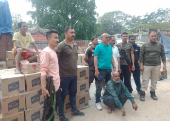 Arunachal wine I বোকাজানৰ শান্তিপুৰত অবৈধ অৰুণাচলী সুৰাৰ ট্ৰাক জব্দ
