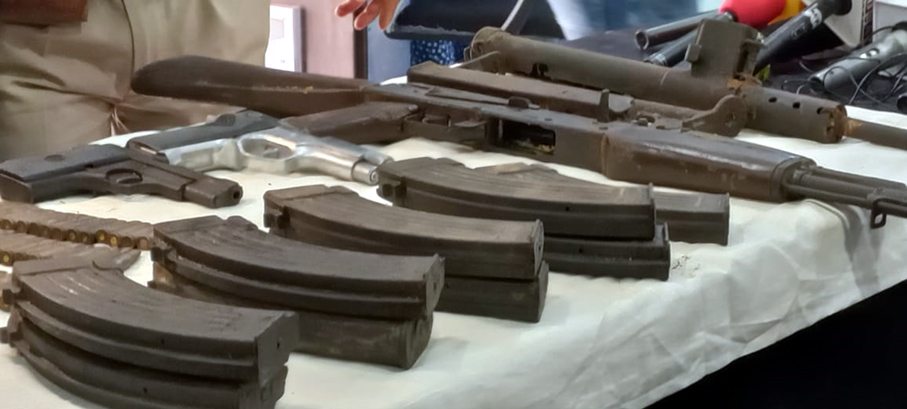  অস্ত্ৰ-শস্ত্ৰ আৰু সজীৱ গুলী উদ্ধাৰ