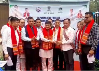 Department of Fisheries I ডিফুত মীন বিভাগৰ উদ্যোগত হিতাধিকাৰীক মাছ পৰিবাহী বাহন প্ৰদান