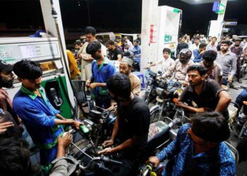 Pakistan Economy Crisis! পাকিস্তানত ব্যাপক অৰ্থনৈতিক সংকট! আটা-ময়দা কিনোতেই কাহিল অৱস্থা সাধাৰণ জনতাৰ