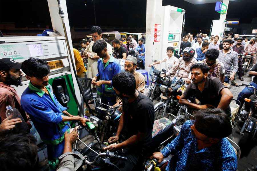 Pakistan Economy Crisis! পাকিস্তানত ব্যাপক অৰ্থনৈতিক সংকট! আটা-ময়দা কিনোতেই কাহিল অৱস্থা সাধাৰণ জনতাৰ 3 Pakistan Economy Crisis