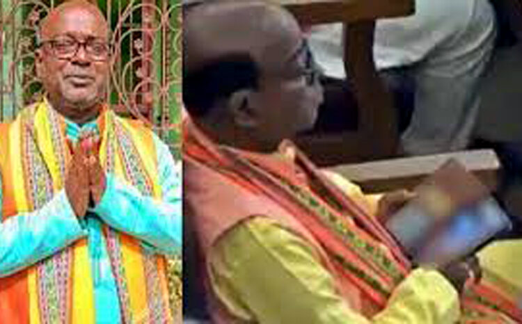 বিধানসভাত বহি মোবাইলত পৰ্ণ ছবি উপভোগ বিজেপিৰ বিধায়কৰ! ভাইৰেল ভিডিঅ’