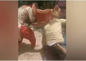 Assault on a teacher I ছাত্ৰীৰ ওপৰত হাত উঠোৱাৰ শাস্তি! বিদ্যালয়লৈ গৈ শিক্ষকক মাৰপিট অভিভাৱকৰ