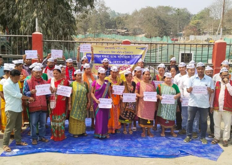 AAP I ডিফুত ঘৰুৱা আৰু বাণিজ্যিক ৰন্ধন গেছৰ মূল্য বৃদ্ধিৰ বিৰুদ্ধে আম আদমী পাৰ্টীৰ উত্তাল প্ৰতিবাদ
