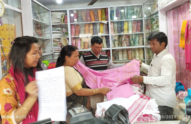 বিদ্যুৎচালিত উৎপাদিত গামোচা, মেখেলা চাদৰ আদিৰ বিৰুদ্ধে বোকাখাত মহকুমা প্ৰশাসনৰ অভিযান