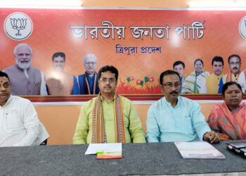 Tripura I মঞ্চ সাজু, পিছে ত্ৰিপুৰাত কোনে শপত লʼব?