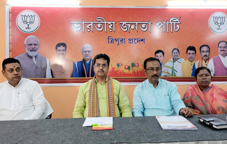 Tripura I মঞ্চ সাজু, পিছে ত্ৰিপুৰাত কোনে শপত লʼব?