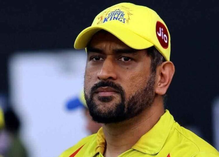 MS Dhoni Angry in IPL match!  প্ৰথম মেচত পৰাস্ত হৈ খেলপথাৰতে সতীৰ্থক ধমক ধোনিৰ