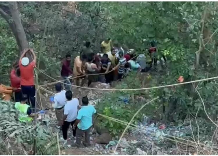 Maharastra Bus Accident I নিয়ন্ত্ৰণ হেৰুৱাই খাৱৈত পৰিল বাছ, নিহত ১৩ 1 Maharastra Bus Accident I নিয়ন্ত্ৰণ হেৰুৱাই খাৱৈত পৰিল বাছ, নিহত ১৩
