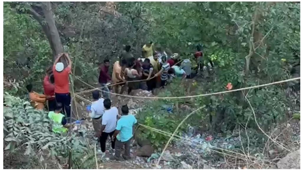 Maharastra Bus Accident I নিয়ন্ত্ৰণ হেৰুৱাই খাৱৈত পৰিল বাছ, নিহত ১৩ 3 Maharastra Bus Accident