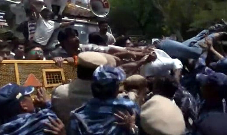 Delhi Assembly I দিল্লী বিধানসভাৰ বাহিৰত বিজেপি কৰ্মীৰ তীব্ৰ প্ৰতিবাদ