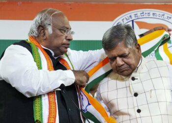 Karnataka Election I নিৰ্বাচনৰ পূৰ্বে কৰ্ণাটক বিজেপিত ভাঙোন, কংগ্রেছত যোগ দিলে প্রাক্তন মুখ্যমন্ত্রী শেট্টাৰে