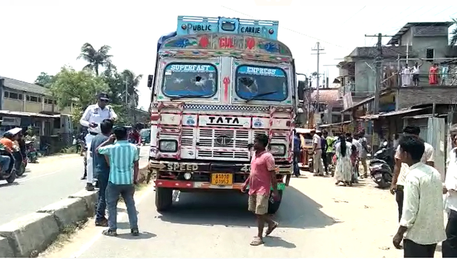 নগাঁৱৰ লাওখোৱা ৰোডত ট্ৰাকে মহতিয়ালে পথচাৰীক 2 nagaonP | ASSAM TIMES POST