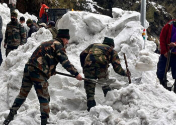 Avalanche hits Sikkim’s I নাথু লাৰ হিমস্খলনত কমেও সাতজনৰ মৃত্যু, বহু পৰ্যটক আবদ্ধ হৈ পৰাৰ আশংকা