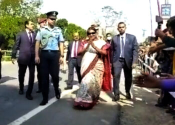 President of India I বোকাখাতত ৰাষ্ট্ৰপতিক বিপুল আদৰণী : খোজকাঢ়ি স্পৰ্শ ছাত্ৰ-ছাত্ৰীৰ হাত